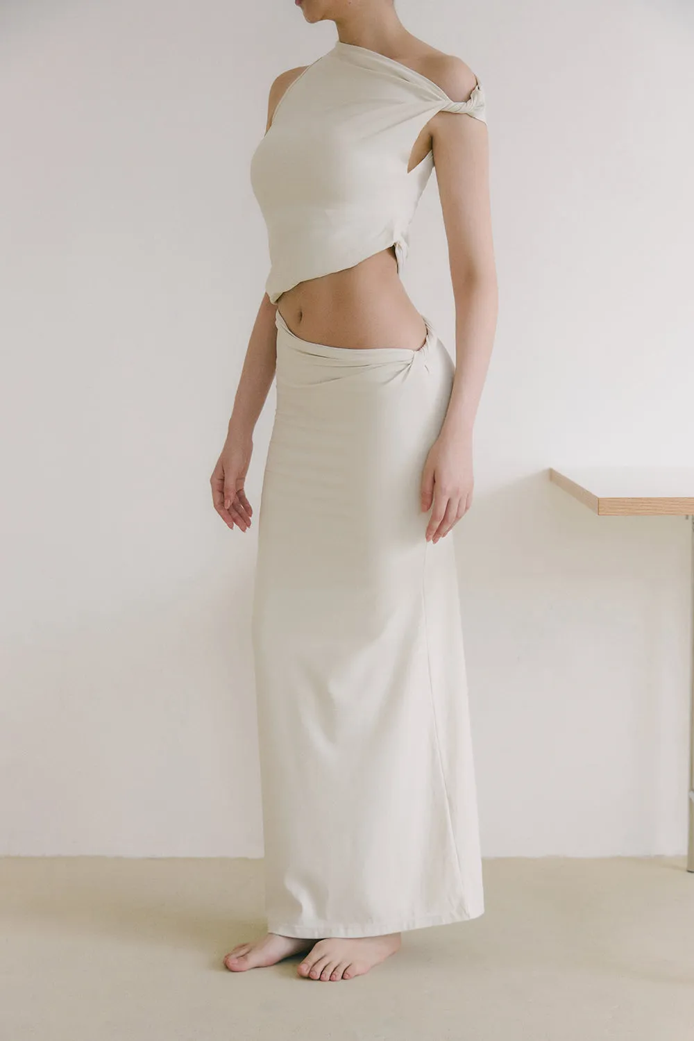 奶蓋扭結設計長裙<br>mumm SOFT STRETCH SKIRT
